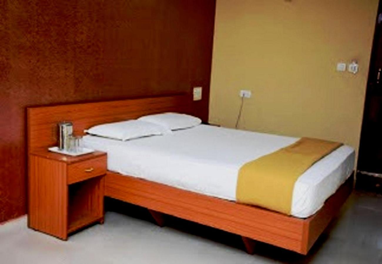 Hotel Surya Residency Majestic Бангалор Экстерьер фото